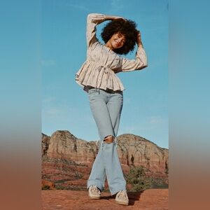 American Eagle 90’s bootcut distressed knees light wash comfort waist jeans 2reg